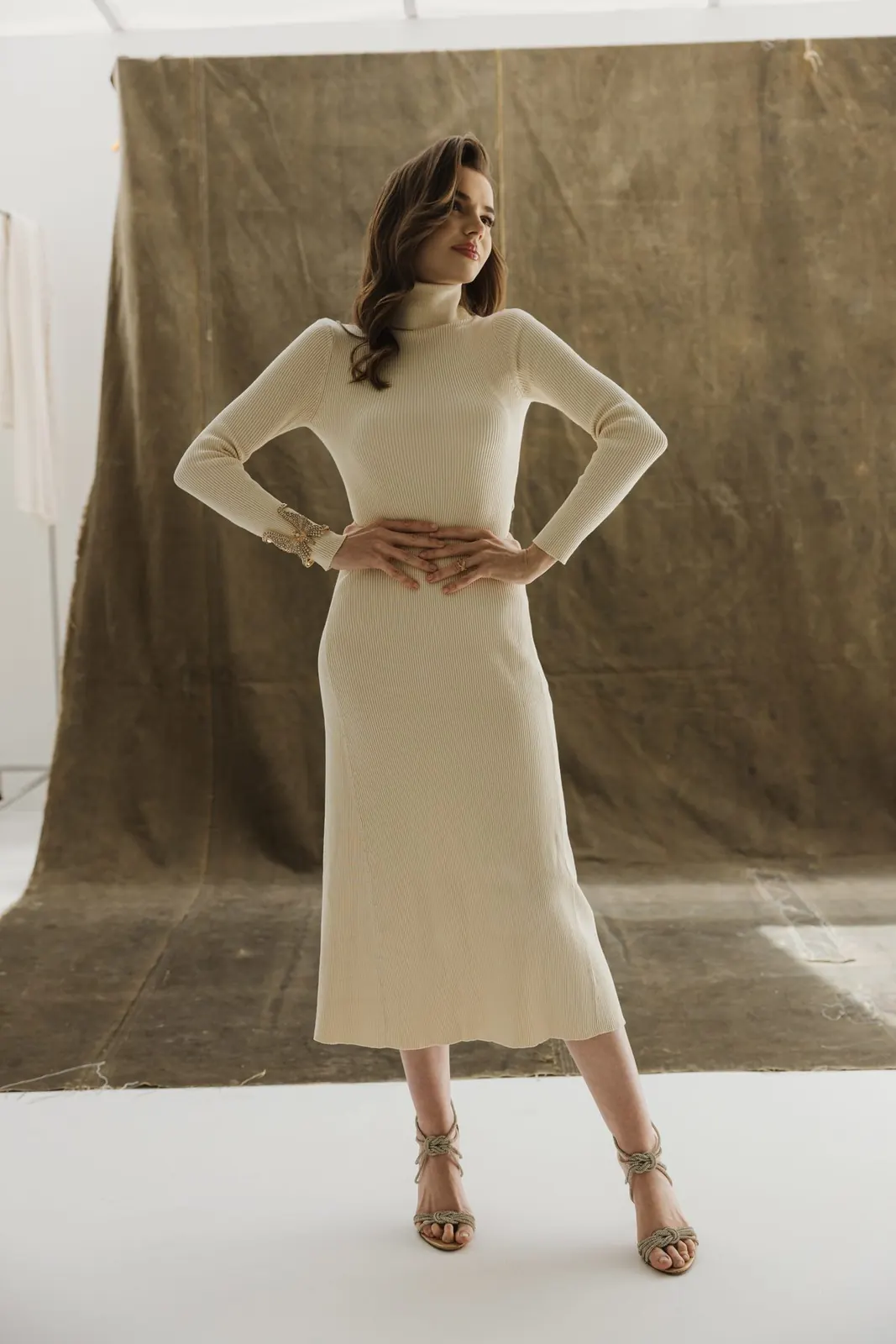 Dra. Joana Webber em pé, vestido off-white, em estúdio