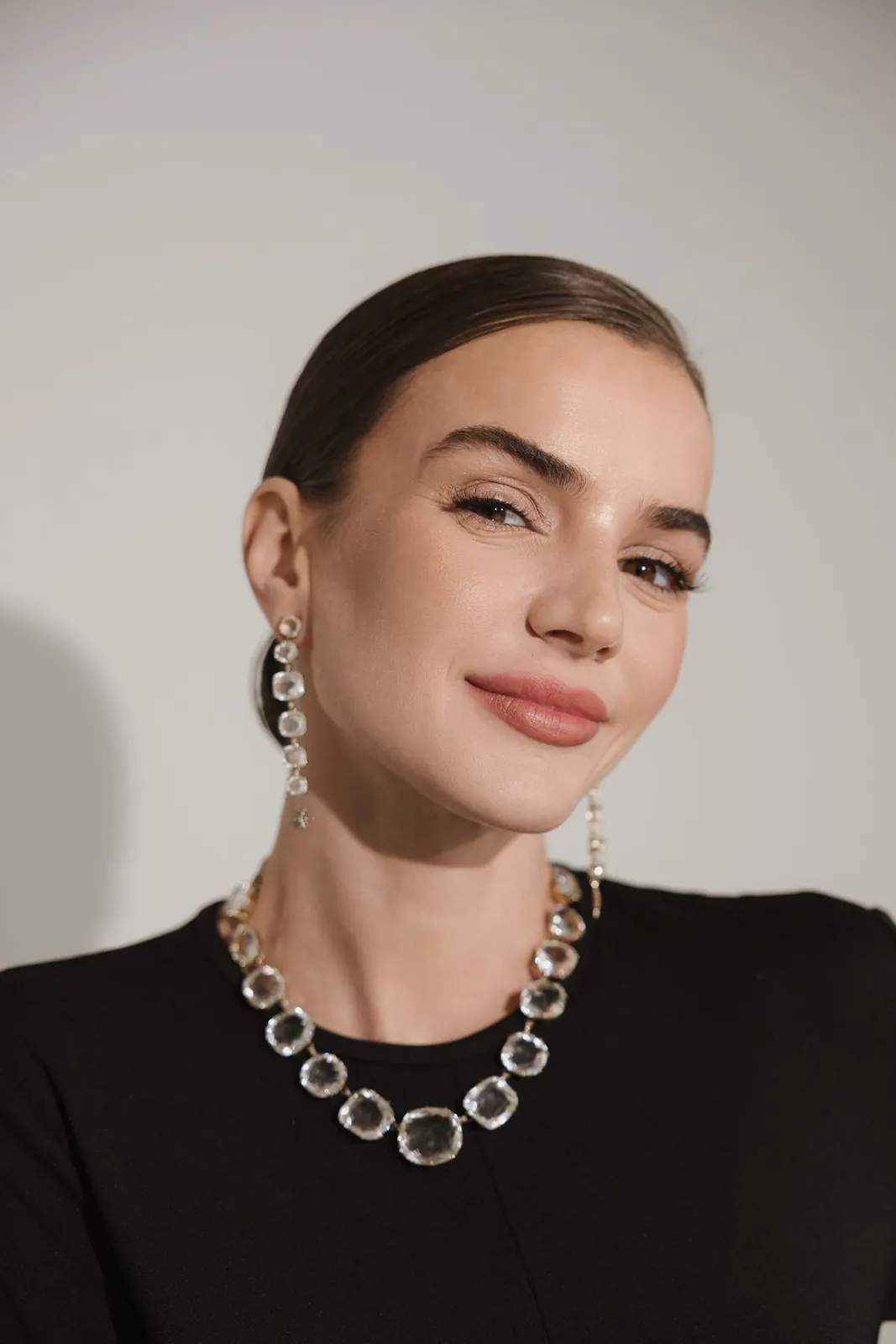 Dra. Joana Webber de blusa preta, olhando para a câmera