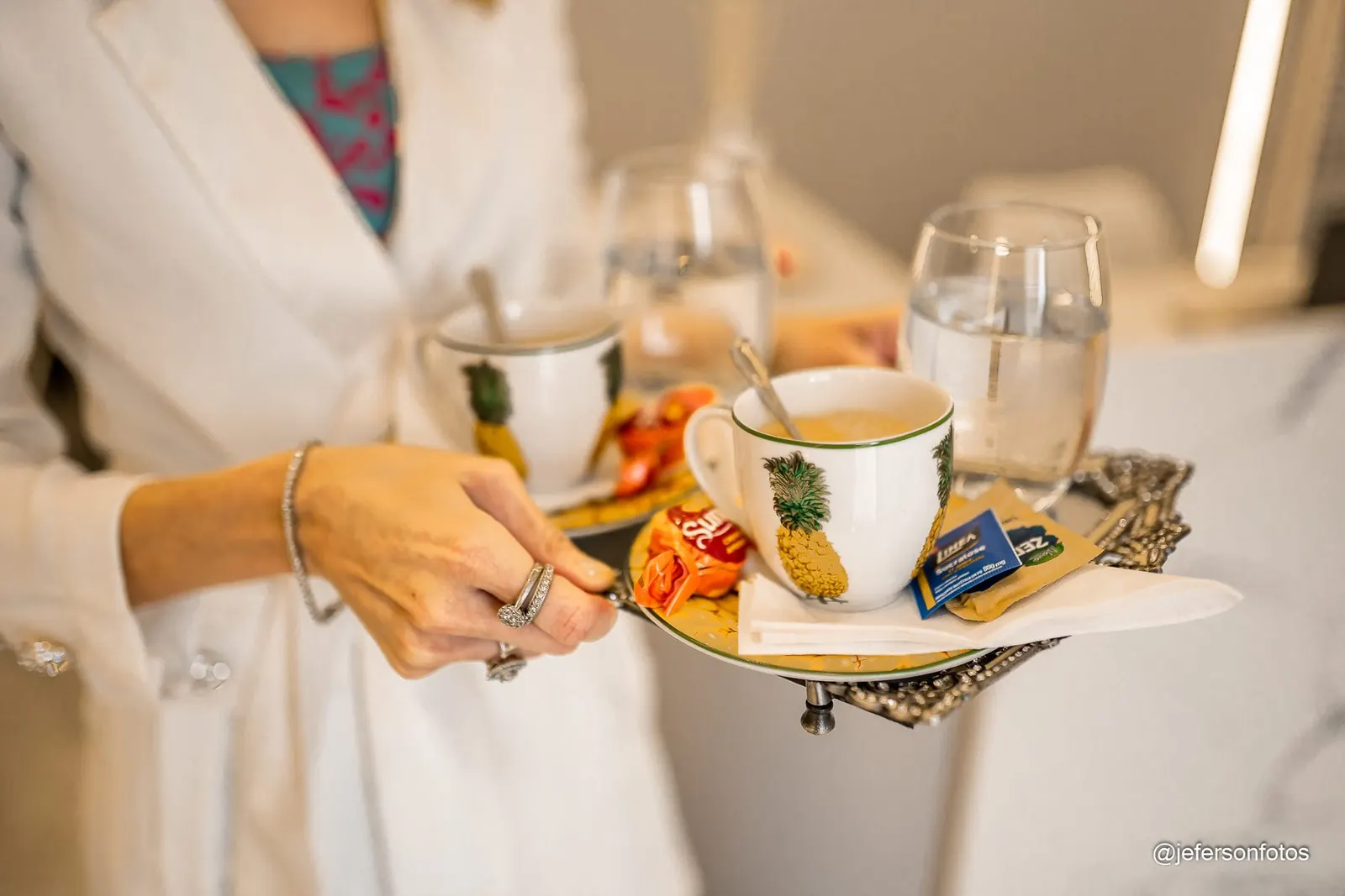 Recepção da clínica servindo café com frutas