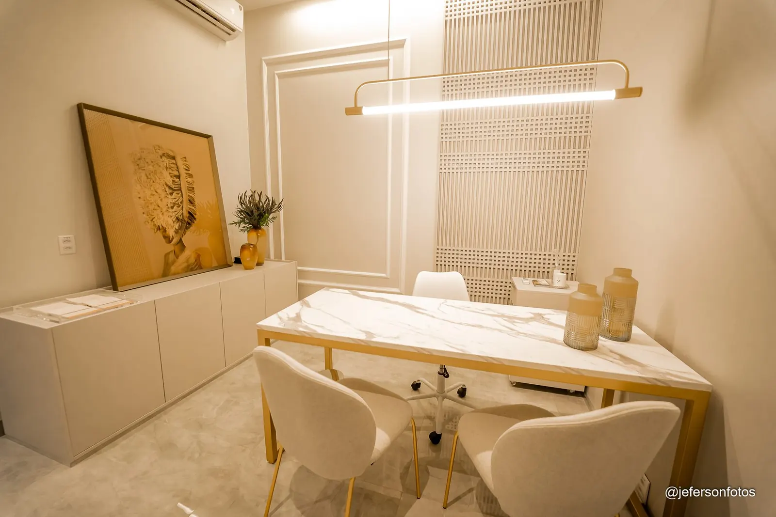 Consultório com mesa de mármore e detalhes dourados