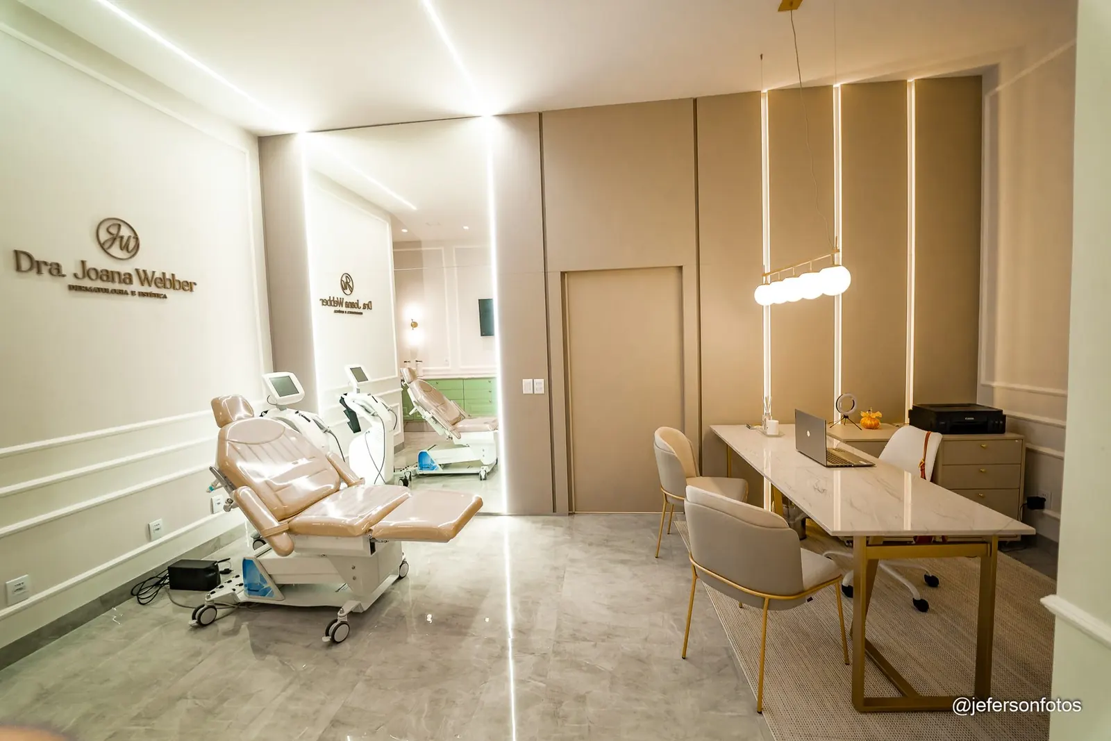 Sala de procedimentos da Clínica Joana Webber com equipamentos