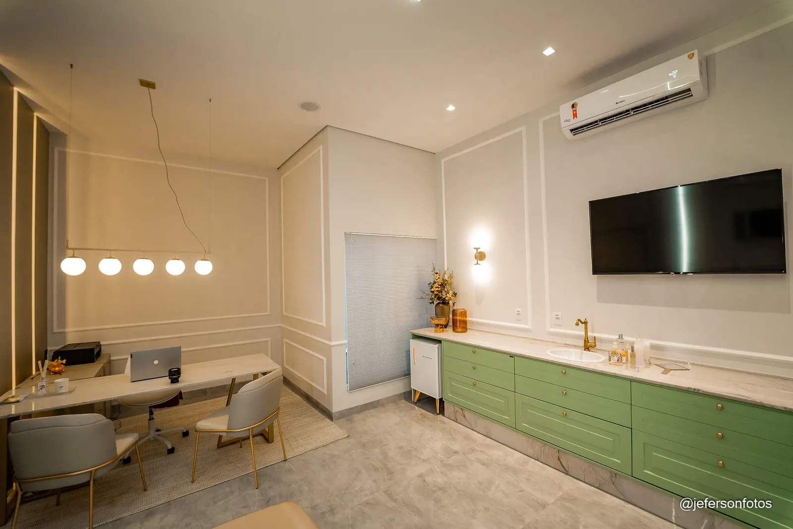Consultório com mesa e armários em verde-sálvia