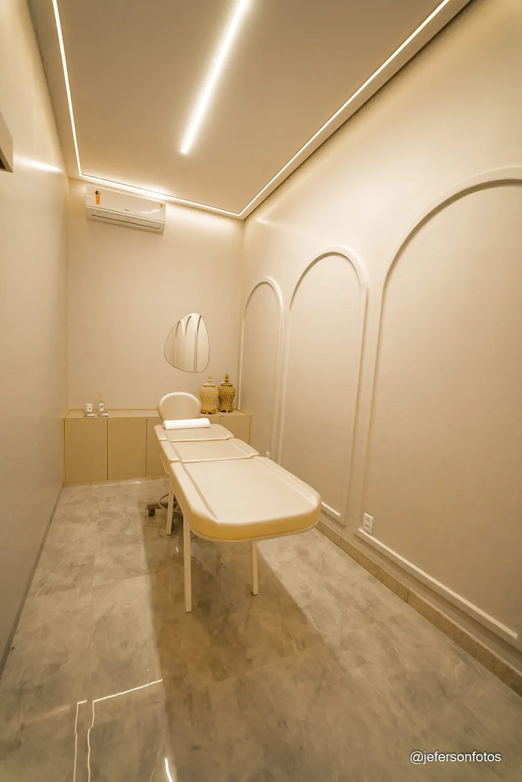 Sala de procedimentos com paredes em arcos